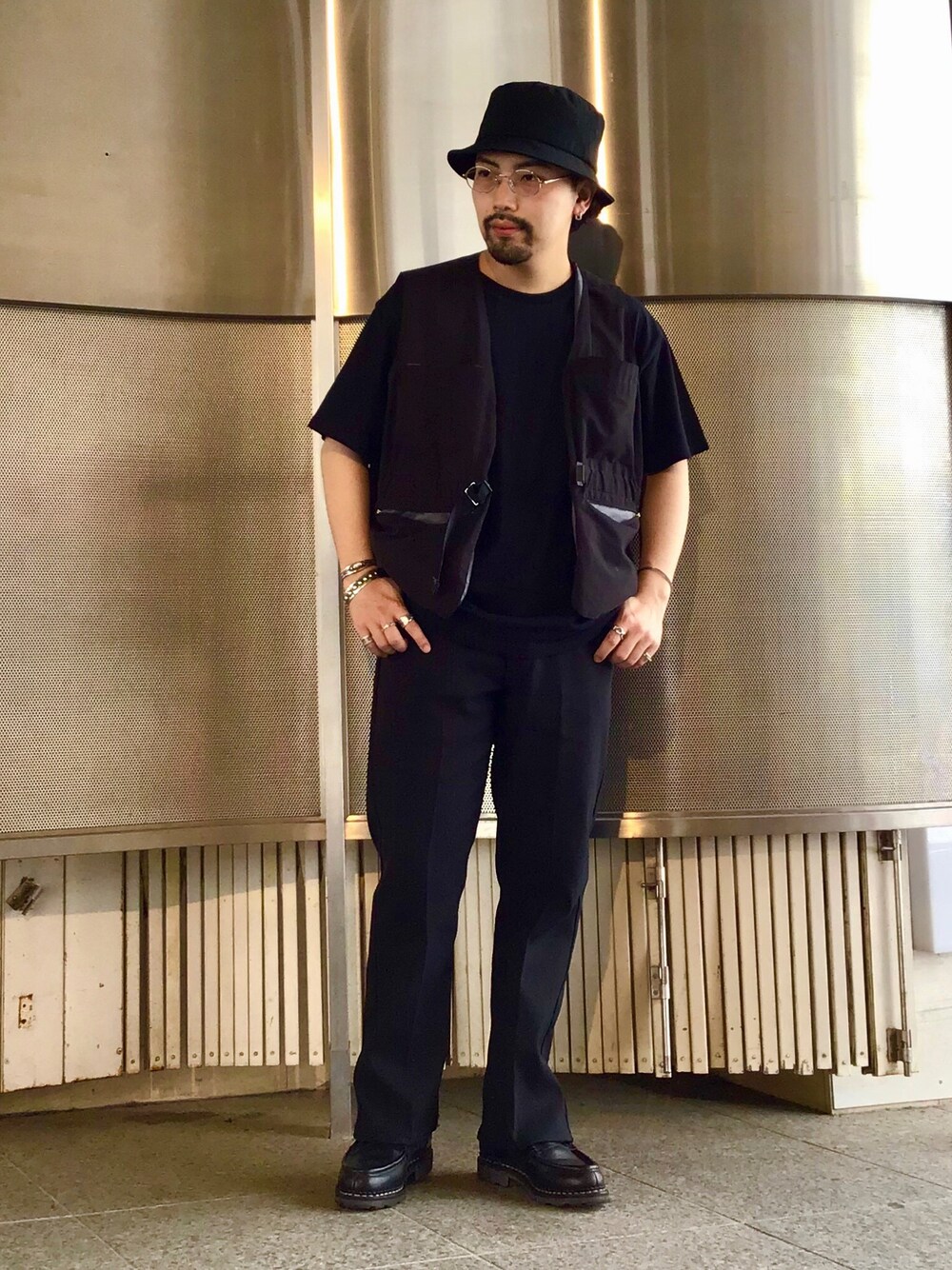 「夏コーデ、シンプル、カジュアル、ラフ、低身長、夏、モノトーン、ootd、ブラック、ベスト」｜「STUSSYのStock Canvas Bucket Hat（ハット、ブラック系）」を使った、Masakiさん（メンズ・163cm）の春コーディネートの1枚目の写真