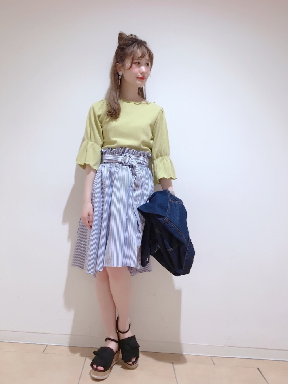 「休日スタイル、プチプラコーデ、カジュアル、デニム、黄色、ストライプ、ヘムライン、NICECLAUP」｜「one after another NICE CLAUPのキャンディースリーブトップス（Tシャツ/カットソー、イエロー系）」を使った、ricacoさん（レディース・158cm）の春コーディネートの1枚目の写真