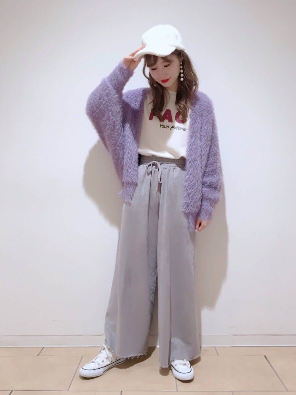 「秋のコーデ、オトナカジュアル、スニーカーコーデ、プチプラコーデ、ニット、コンバース、ボリューム袖、one after another NICE CLAUP」｜「one after another NICE CLAUPのふわぁっとニットカーディガン（カーディガン/ボレロ、パープル系）」を使った、ricacoさん（レディース・158cm）の秋コーディネートの1枚目の写真