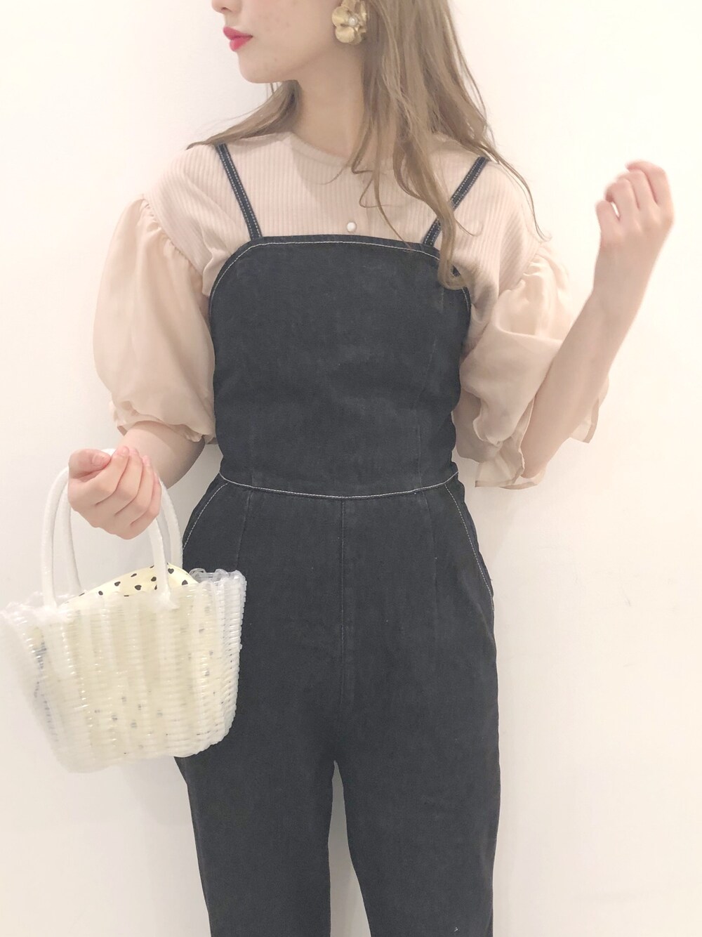 「サロペット、デニム、夏コーデ、大人カジュアル、ゆるコーデ、プチプラ、パンツスタイル、おしゃれさんと繋がりたい、ootd、シンプル」｜「one after another NICE CLAUPのシアー切替テレコカーディガン（カーディガン/ボレロ、ベージュ系）」を使った、ricacoさん（レディース・158cm）の夏コーディネートの1枚目の写真