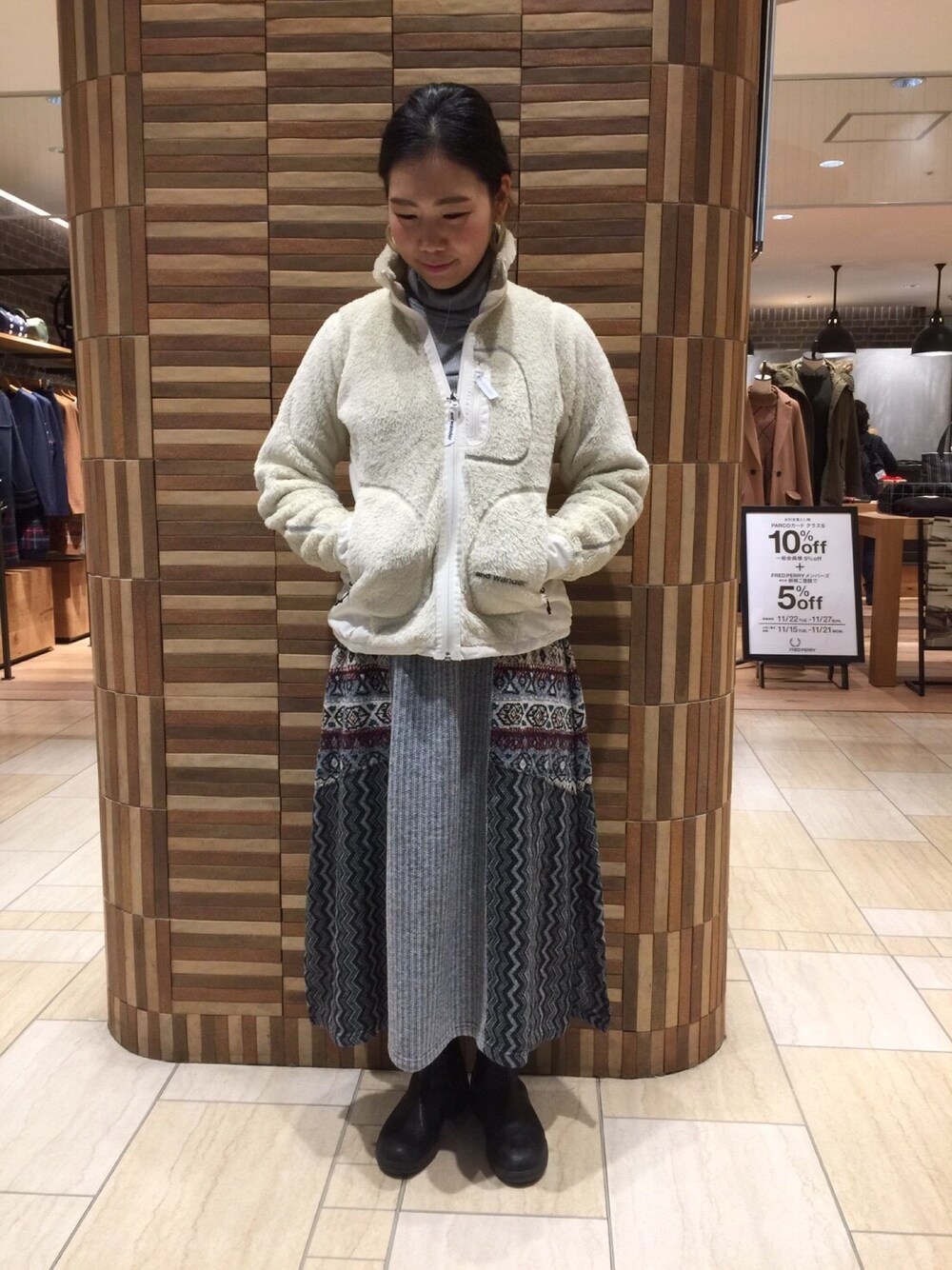 「ジーンナッソーズ、アンドワンダー、オトナ女子、カジュアル」｜「and wanderのand wander/アンドワンダー　Highloft Fleece Jkt（ブルゾン、ホワイト系）」を使った、小林さん（レディース・155cm）の冬コーディネートの1枚目の写真