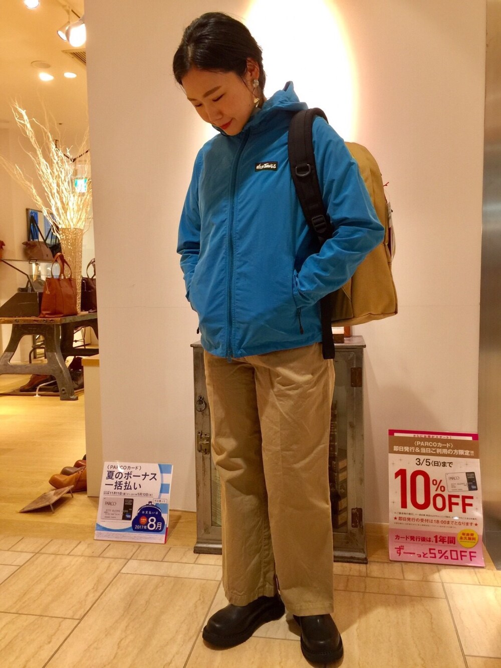 「はるコーデ、ワイルドシングス、ナイロンジャケット、アクティブ、通勤コーデ」｜「WILD THINGSのWILDTHINGS/ワイルドシングス　HOODED JACKET（ブルゾン、ブルー系）」を使った、小林さん（レディース・155cm）の春コーディネートの1枚目の写真