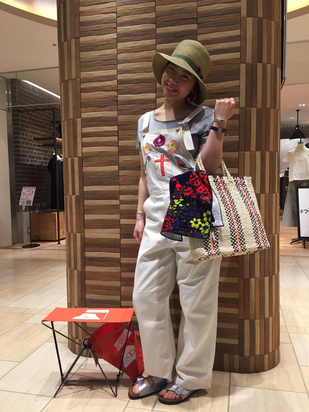 「ボヘミアンズ、オーバーオール、ピクニックスタイル、ピクニック」｜「BOHEMIANSのアイテム（サロペット/オーバーオール、ホワイト系）」を使った、小林さん（レディース・155cm）の夏コーディネートの1枚目の写真