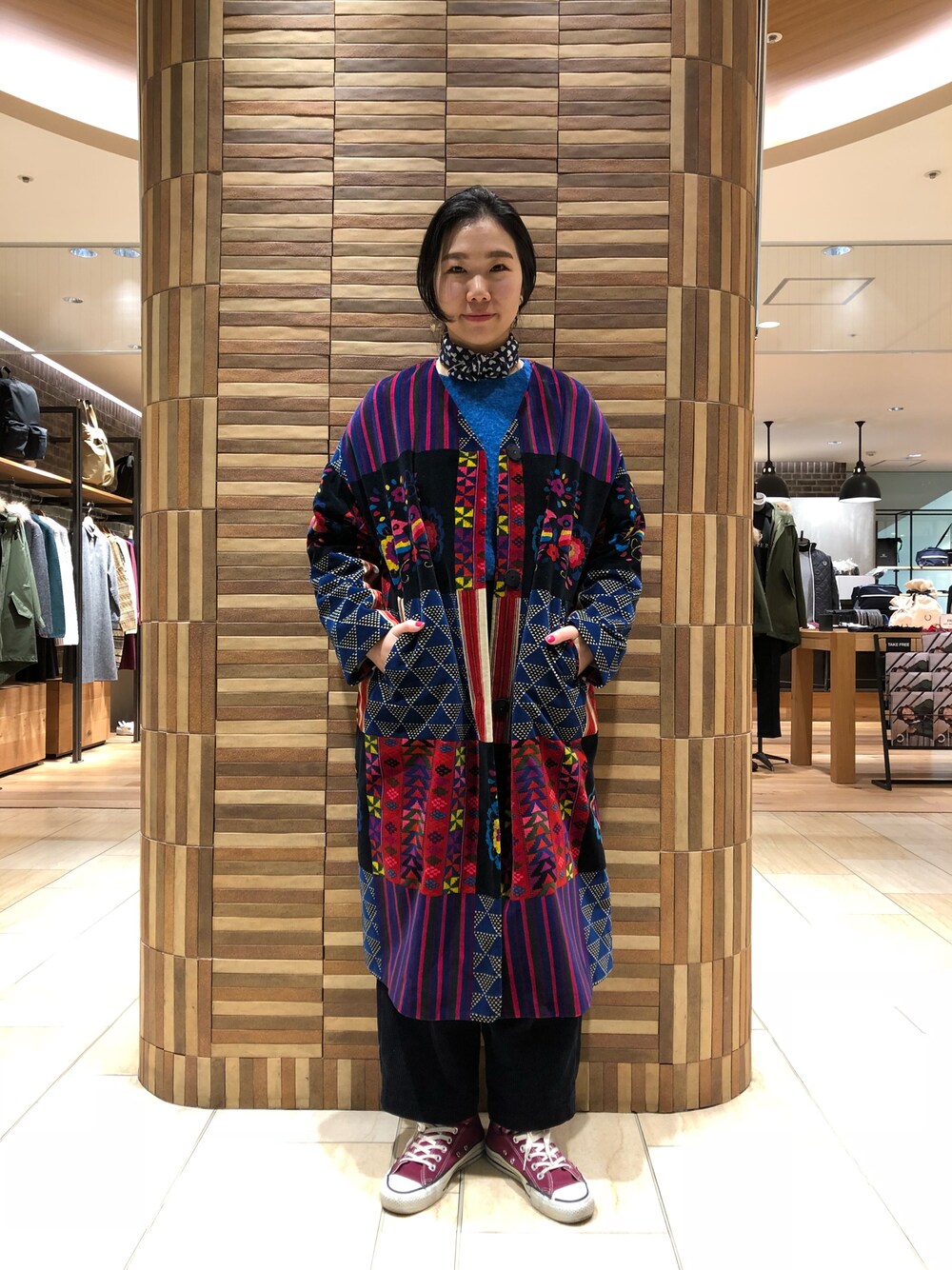 「冬、カジュアル、パンツスタイル、ロングコート、ボヘミアンズ、柄」｜「BOHEMIANSのBOHEMIANS / ボヘミアンズ MAYA PATCH VELVET V/N COAT（ノーカラージャケット、その他）」を使った、小林さん（レディース・155cm）の冬コーディネートの1枚目の写真