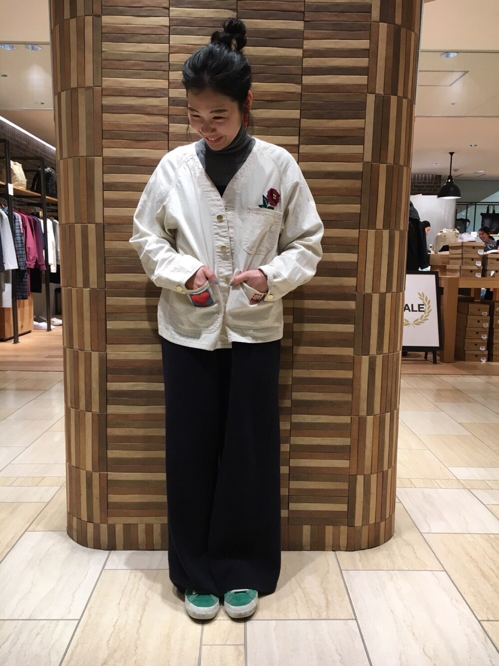 「シンプルコーデ、ボヘミアンズ、パンツスタイル、カバーオール、刺繍」｜「BOHEMIANSのBOHEMIANS/ボヘミアンズ 別注NAT EMB RAGLAN JACKET（ジャケット/アウター、ホワイト系）」を使った、小林さん（レディース・155cm）の冬コーディネートの1枚目の写真
