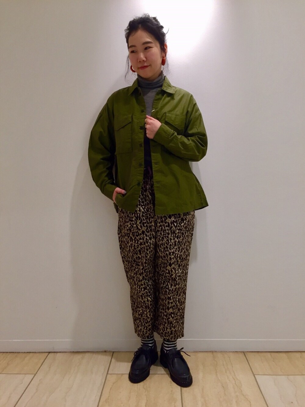「レオパード、ティグルブロカンテ、タゴサクパンツ」｜「D.M.G.のアイテム（ジャケット/アウター、グリーン系）」を使った、小林さん（レディース・155cm）の冬コーディネートの1枚目の写真