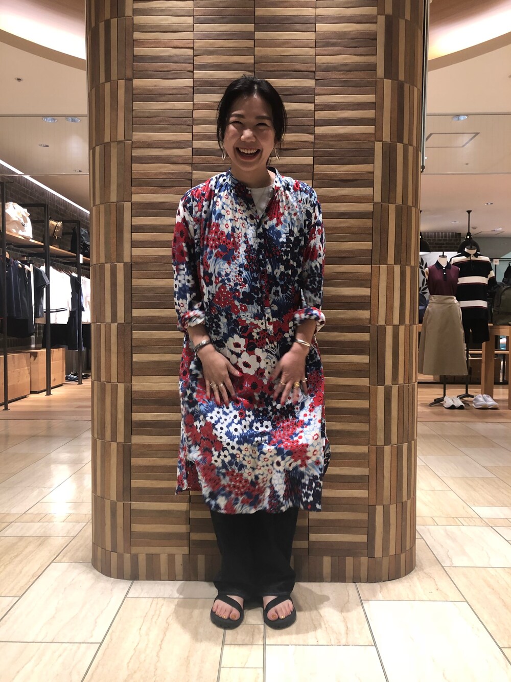 「夏、花柄、花柄ワンピース、ボヘミアンズ、ふんわりシルエット、カジュアルコーデ、ロングワンピース」｜「BOHEMIANSのBOHEMIANS/ボヘミアンズ　別注FLOWER C/S GATHER PO SHIRTS OP/ワンピース（ワンピース、レッド系）」を使った、小林さん（レディース・155cm）の夏コーディネートの1枚目の写真