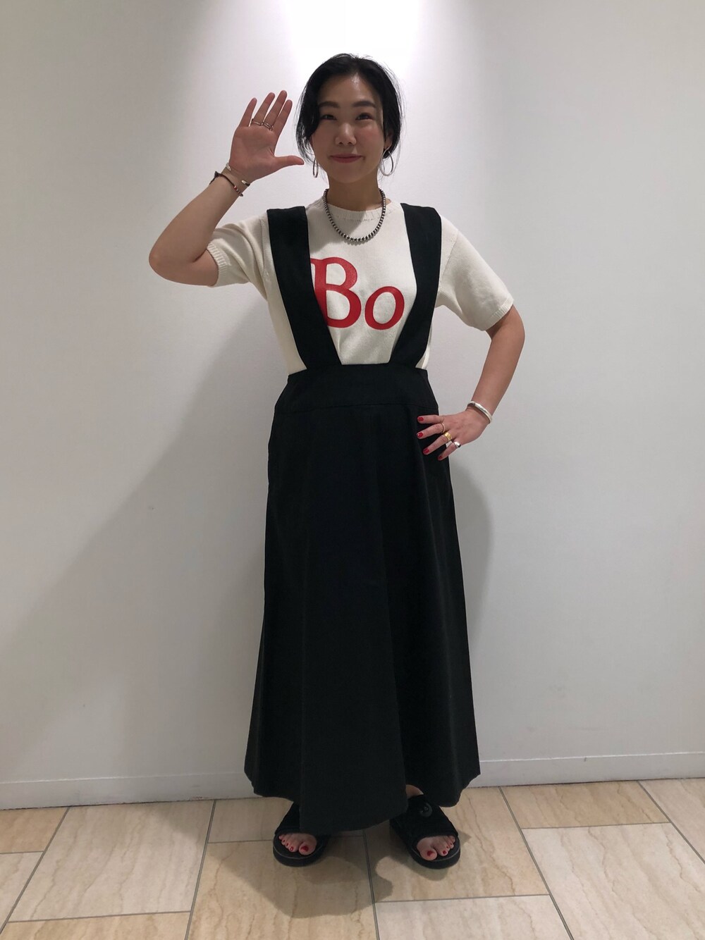 「ゆるコーデ、Tシャツ、ラクチンコーデ、ジャンパースカート、ボヘミアンズ、コットンニット」｜「BOHEMIANSのBOHEMIANS/ボヘミアンズ　BO pt COTTON KNIT C/NECK SS（ニット/セーター、ベージュ系）」を使った、小林さん（レディース・155cm）の夏コーディネートの1枚目の写真