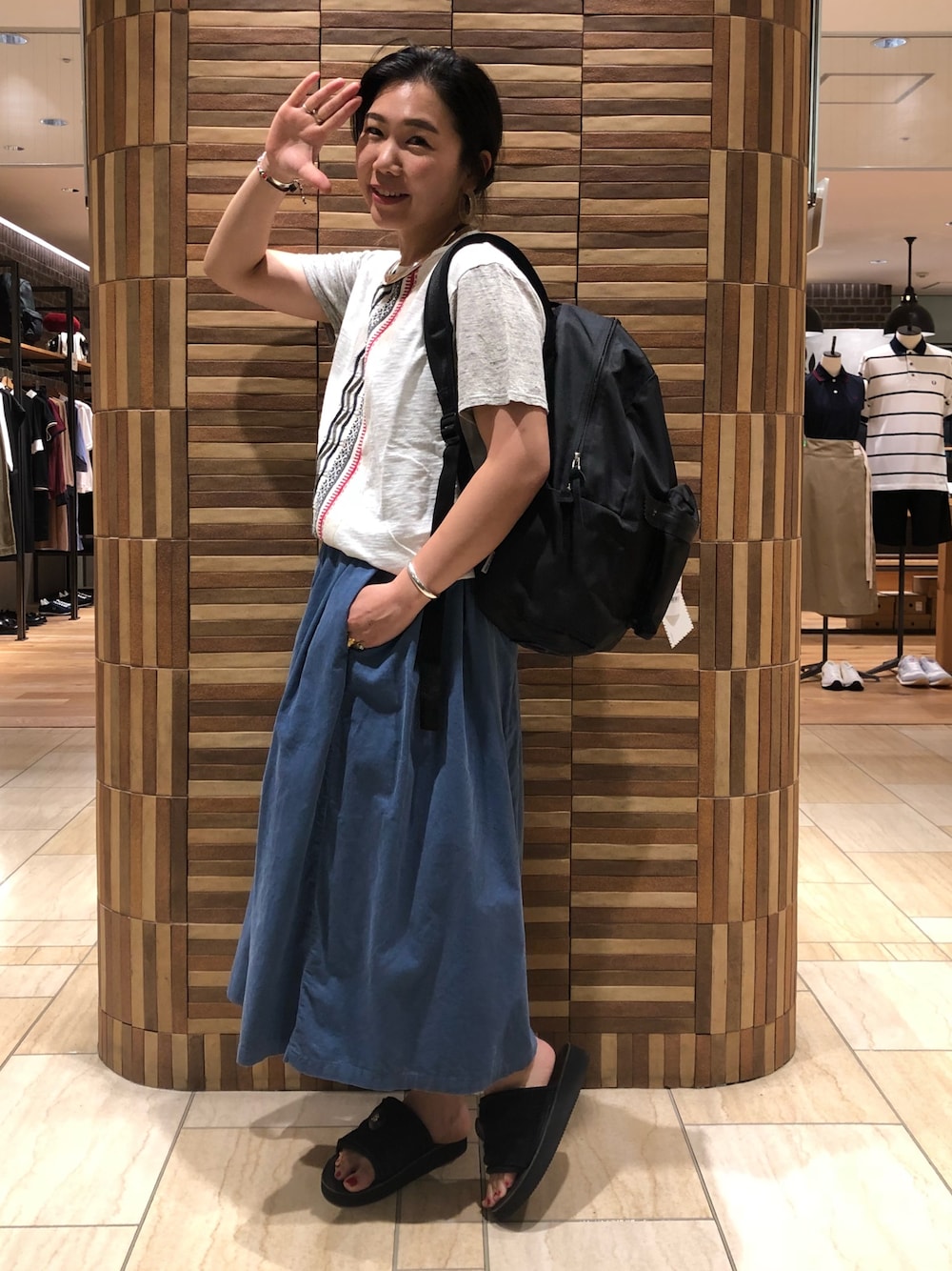 「夏セールで買いました、シンプル、大人カジュアル、バックパック、カジュアル、グランドママドーター」｜「GRANDMA MAMA DAUGHTERのGRANDMA MAMA DAUGHTER/グランマママドーター　別注ミジンコールプリーツSK（スカート、ブルー系）」を使った、小林さん（レディース・155cm）の夏コーディネートの1枚目の写真