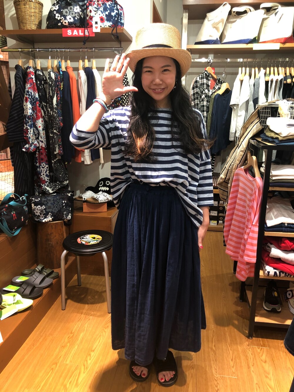 「夏、ボヘミアンズ、ボーダー、シンプルコーデ、ハット」｜「BOHEMIANSのBOHEMIANS/ボヘミアンズ　別注COL BORDER BOAT NECK H/S TEE（Tシャツ/カットソー、ブルー系）」を使った、小林さん（レディース・155cm）の夏コーディネートの1枚目の写真