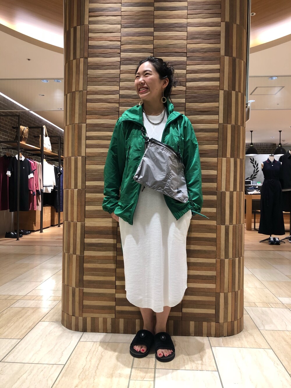 「カジュアルコーデ、フェススタイル、フェス、ナイロンジャケット、サンダル」｜「MANASTASHのMANASTASH/マナスタッシュ　COMPACT PARKA/コンパクトパーカー（マウンテンパーカー、グリーン系）」を使った、小林さん（レディース・155cm）の夏コーディネートの1枚目の写真