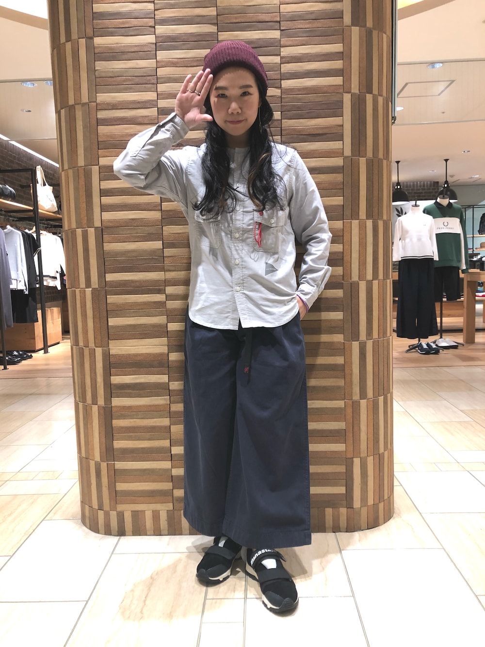 「秋コーデ、アンドワンダー、グラミチ、バギーパンツ、アウトドアスタイル」｜「and wanderのand wander/アンドワンダー　Dry Ox Nocollar Shirt　（シャツ/ブラウス、グレー系）」を使った、小林さん（レディース・155cm）の夏コーディネートの1枚目の写真