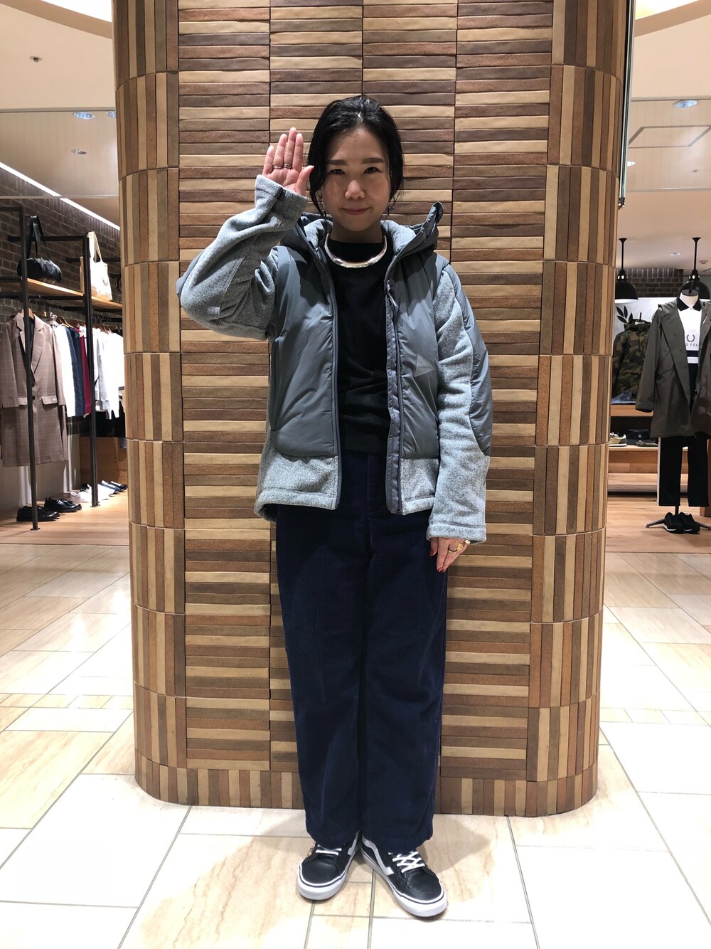 「カジュアルコーデ、大人カジュアル、アンドワンダー、パンツスタイル、コーデュロイパンツ、冬コーデ、アウター」｜「and wanderのand wander/アンドワンダー　top fleece jacket（ブルゾン、グレー系）」を使った、小林さん（レディース・155cm）の秋コーディネートの1枚目の写真