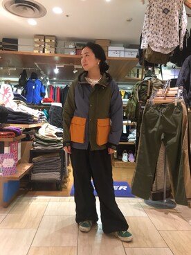 「MANASTASH（マナスタッシュ）のアイテム（マウンテンパーカー）」を使った、小林さん（レディース・155cm）の秋コーディネート