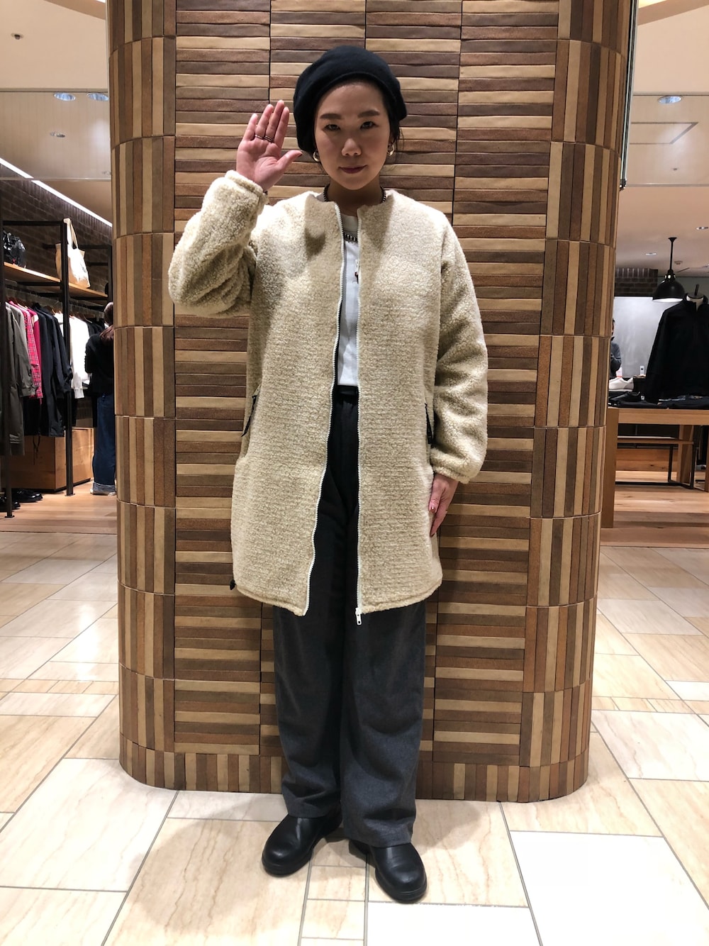「秋コーデ、グラミチ、オトナカジュアル、フリース、パンツスタイル、今日のコーデ」｜「BEAVERのFarfield Original/ファーフィールドオリジナル　別注NO COLLAR JKT（ノーカラージャケット、ベージュ系）」を使った、小林さん（レディース・155cm）の秋コーディネートの1枚目の写真