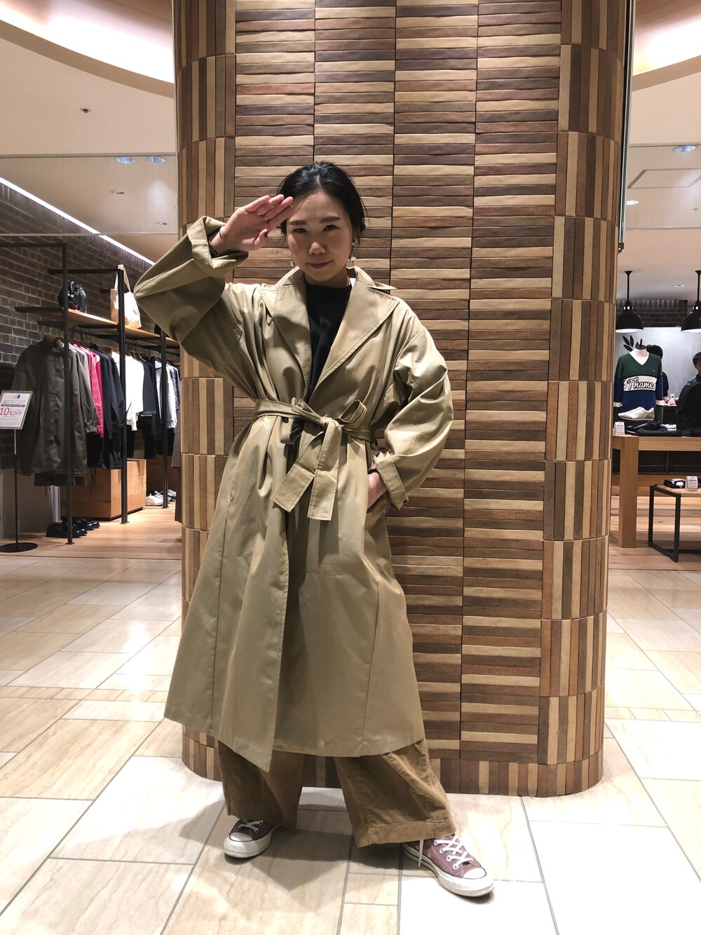 「秋のコーデ、ラクチンコーデ、ニット、ワイドパンツ、ヒザデルパンツ、大人コーデ、大人カジュアル」｜「GRANDMA MAMA DAUGHTERのGRANDMA MAMA DAUGHTER/グランマママドーター　バックオープンワイドコート（ステンカラーコート、ベージュ系）」を使った、小林さん（レディース・155cm）の秋コーディネートの1枚目の写真