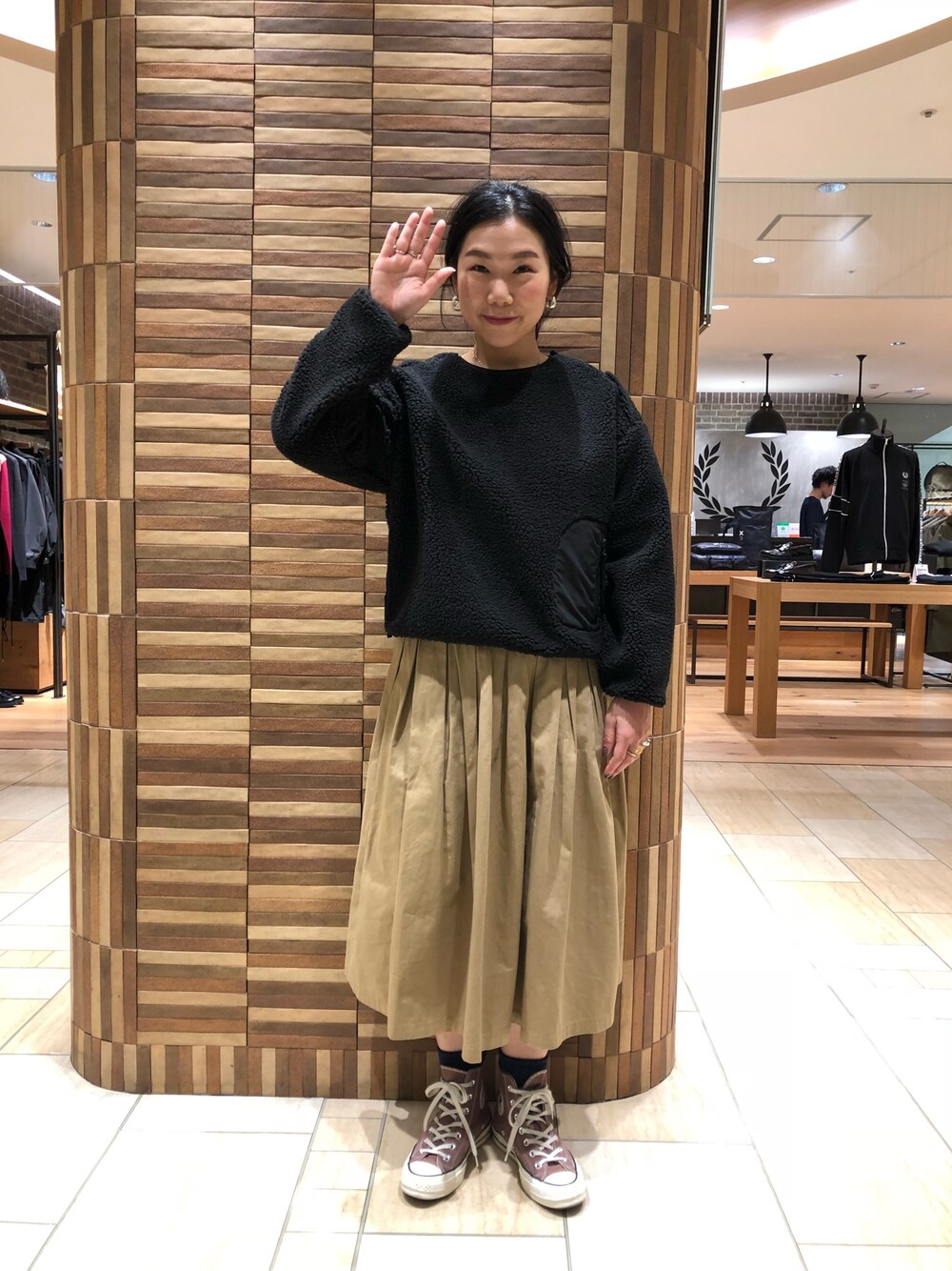 「フリース、プルオーバー、もこもこ、マナスタッシュ、グランドママドーター、プリーツスカート、ベージュスカート」｜「MANASTASHのMANASTASH/マナスタッシュ　BOA PULLOVER JACKET/ボアプルオーバージャケット（ブルゾン、ブラック系）」を使った、小林さん（レディース・155cm）の秋コーディネートの1枚目の写真