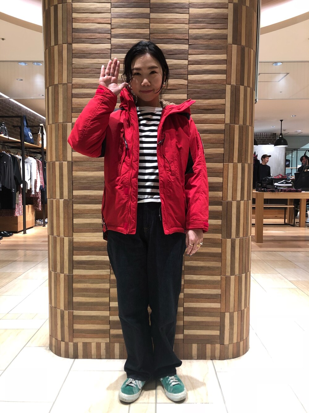 「冬コーデ、プリマロフト、バーラップアウトフィッター、大人カジュアル、シンプルコーデ、パンツスタイル、スニーカー、アウター、あったかコーデ」｜「BURLAP OUTFITTERのBURLAP OUTFITTER/バーラップアウトフィッター 別注 TACTICAL PRIMALOFT JACKET/タクティカル プリマロフト ジャケット（ナイロンジャケット、レッド系）」を使った、小林さん（レディース・155cm）の冬コーディネートの1枚目の写真