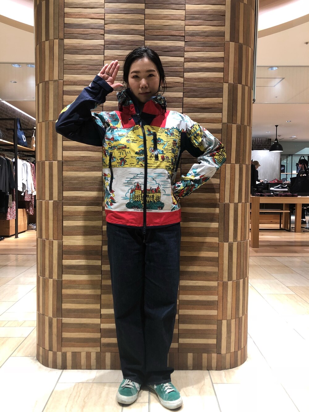 「冬、ボヘミアンズ、柄ジャケット、デニム、シンプル、カジュアルコーデ、ラクチンコーデ、コンバース、デニムパンツ」｜「BOHEMIANSのBOHEMIANS/ボヘミアンズ　別注 OLD NEW YORK C/N PARKA/マウンテンパーカー（マウンテンパーカー、ブルー系）」を使った、小林さん（レディース・155cm）の冬コーディネートの1枚目の写真