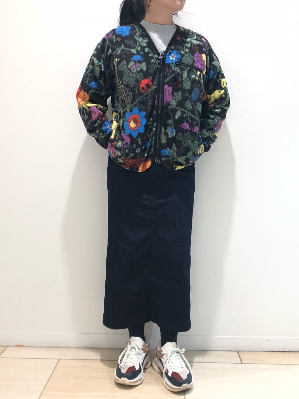 「冬、フリース、カーディガン、ボヘミアンズ、インナー、アウター、ジャングル、どうぶつ柄」｜「D.M.G.のD.M.G/ディーエムジー　タイトスカート（スカート、ブルー系）」を使った、小林さん（レディース・155cm）の冬コーディネートの1枚目の写真