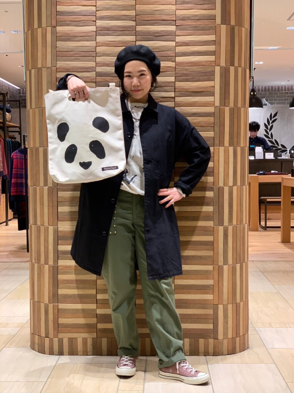 「パンダ、パンダ柄、ボヘミアンズ、柄、冬コーデ、パンツスタイル、コンバース、ロングワンピース」｜「BOHEMIANSのBOHEMIANS/ボヘミアンズ　PANDA pt. HAND SHOULDER/ショルダーバッグ（ショルダーバッグ、ベージュ系）」を使った、小林さん（レディース・155cm）の冬コーディネートの1枚目の写真