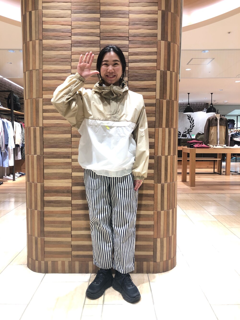 「休日スタイル、ゆるコーデ、低身長コーデ、ホカオネオネ、アノラックパーカー、ナイロンジャケット、ナイロンパーカー、マナスタッシュ、スニーカー、デニム」｜「MANASTASHのアイテム（ジャケット/アウター、ベージュ系）」を使った、小林さん（レディース・155cm）の冬コーディネートの1枚目の写真