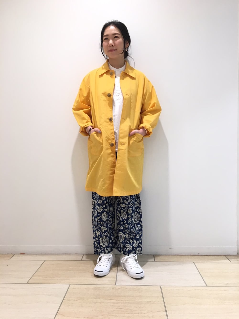 「シンプル、シンプルコーデ、低身長、カジュアルコーデ、コート、ジャックパーセル、柄パン、シャツスタイル」｜「BOHEMIANSのBOHEMIANS/ボヘミアンズ　BOOK FLOWER  LOOSE PANTS（その他パンツ、ブルー系）」を使った、小林さん（レディース・155cm）の冬コーディネートの1枚目の写真