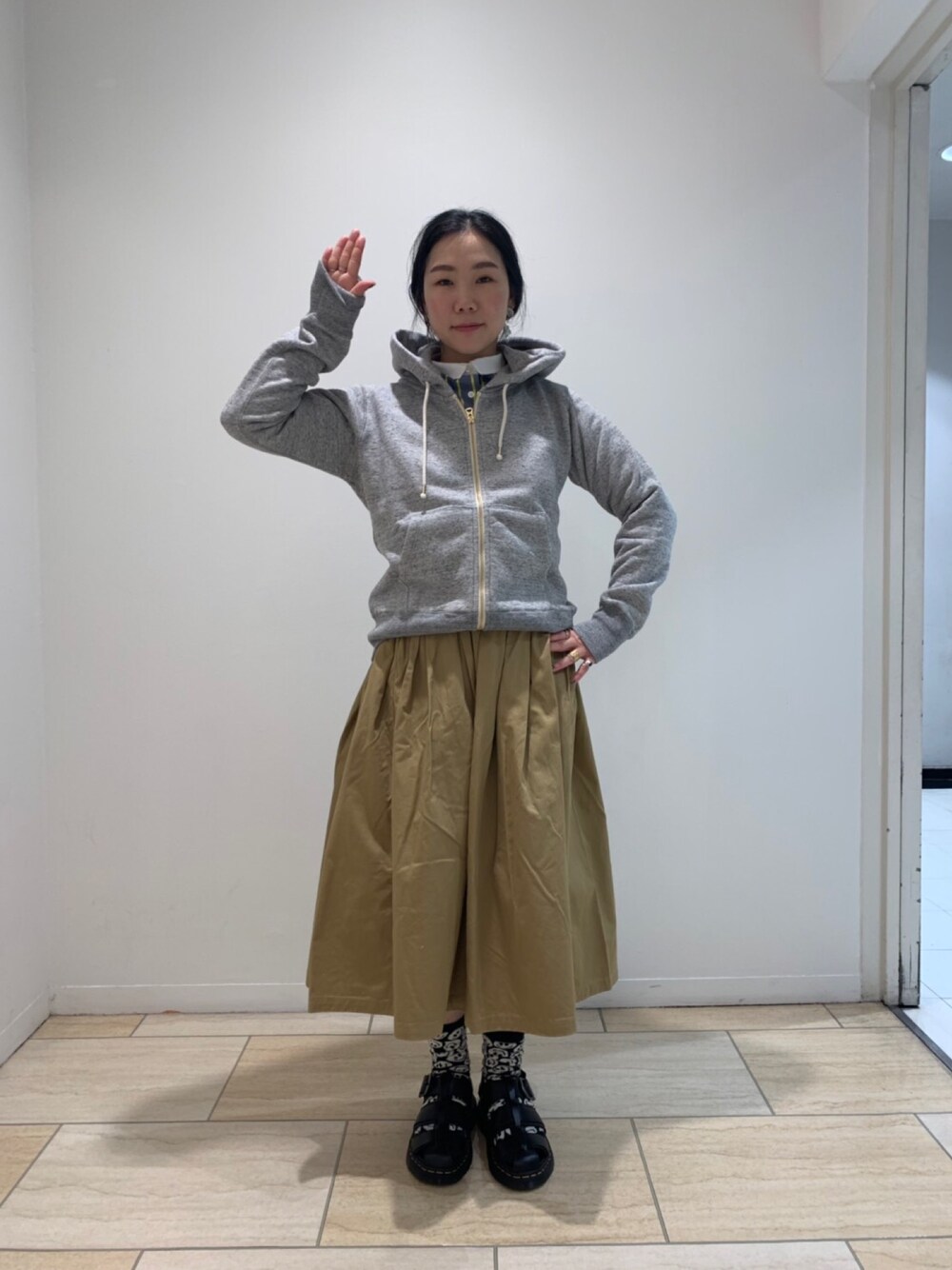 「パーカー、パーカー グレー、プリーツスカート、ベージュスカート、はるコーデ、ドクターマーチン、サンダル、今日のコーデ、低身長コーデ、カジュアル」｜「MANASTASHのMANASTASH/マナスタッシュ　WS SWEAT ZIP FOODIE/ウィメンズスウェットジップフーディ（パーカー、グレー系）」を使った、小林さん（レディース・155cm）の冬コーディネートの1枚目の写真