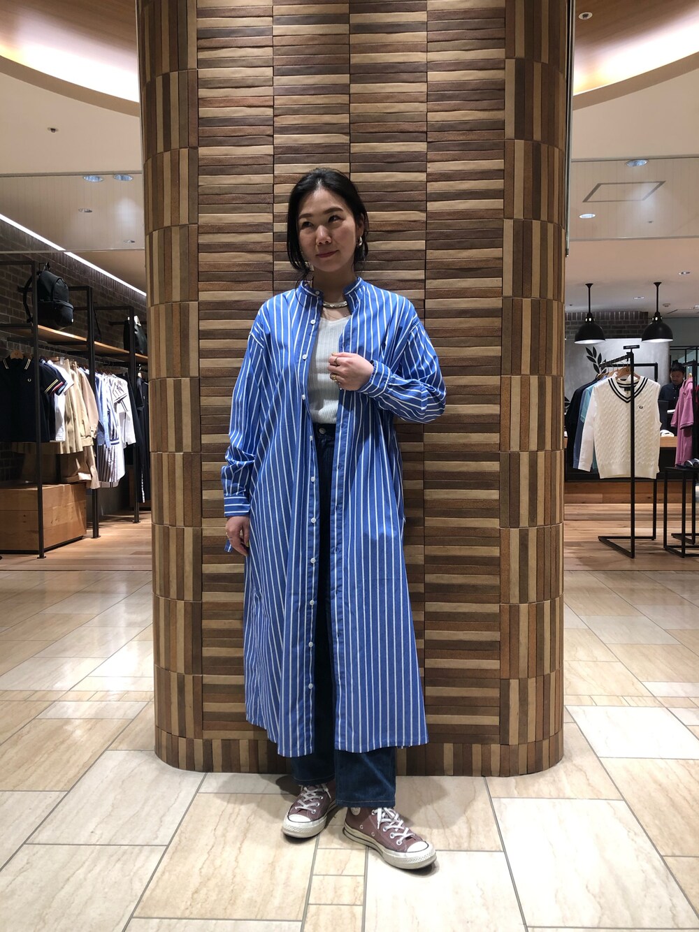 「ストライプシャツ、ストライプワンピース、ロングシャツワンピ、ロングシャツ、休日スタイル、大人カジュアル、シンプルコーデ、スニーカーコーデ、春、グランドママドーター」｜「BEAVERのUBU paris/ウブ　NECKLACE PLATE（ネックレス、シルバー系）」を使った、小林さん（レディース・155cm）の春コーディネートの1枚目の写真