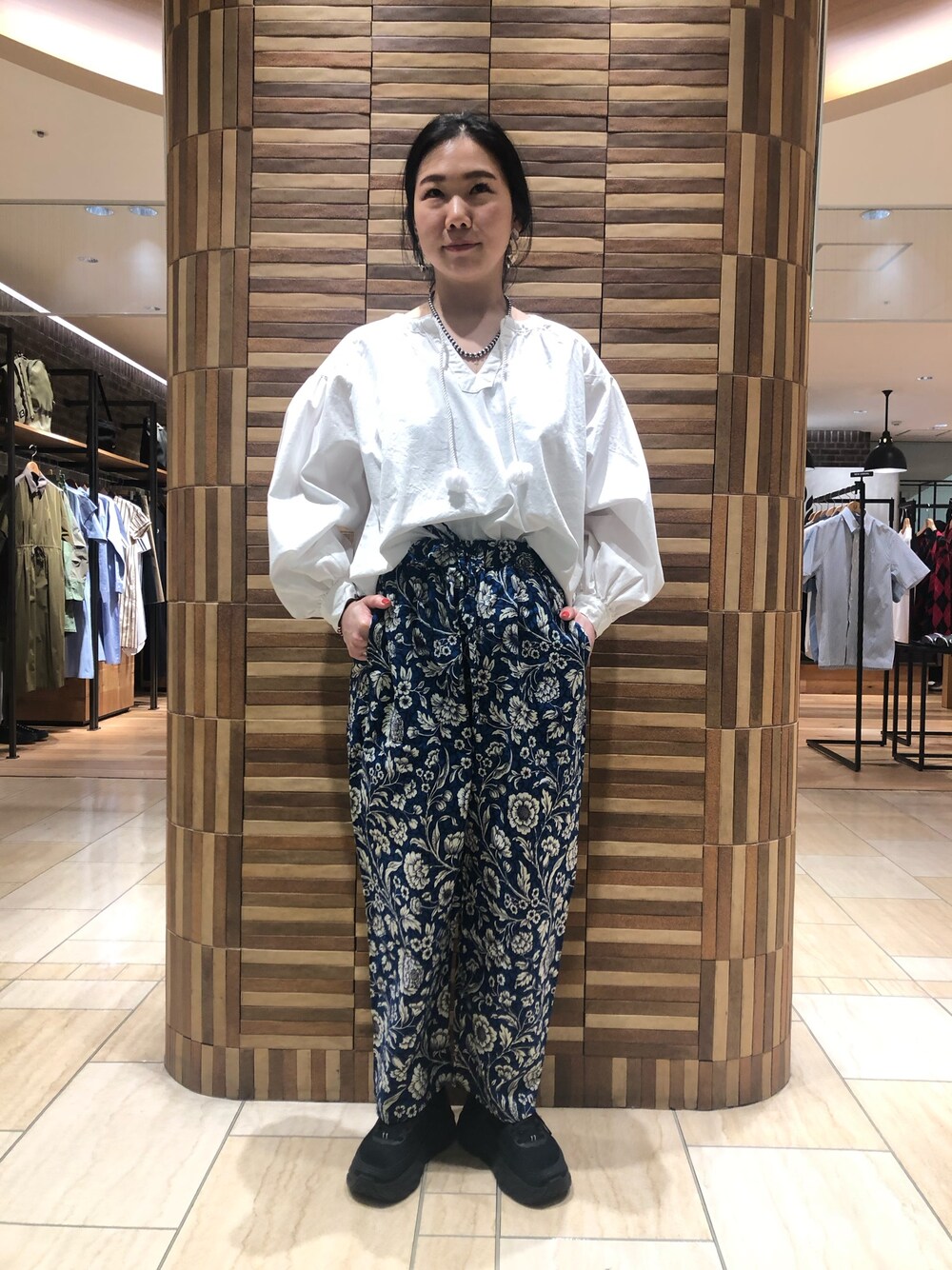 「柄パンツ、休日スタイル、カジュアルコーデ、お花見、白、スニーカー、ホカオネオネ、白ブラウス、ボヘミアンズ」｜「URVINのUrvin/アービン　ETHNIC SHIRT/エスニックシャツ（シャツ/ブラウス、ホワイト系）」を使った、小林さん（レディース・155cm）の春コーディネートの1枚目の写真