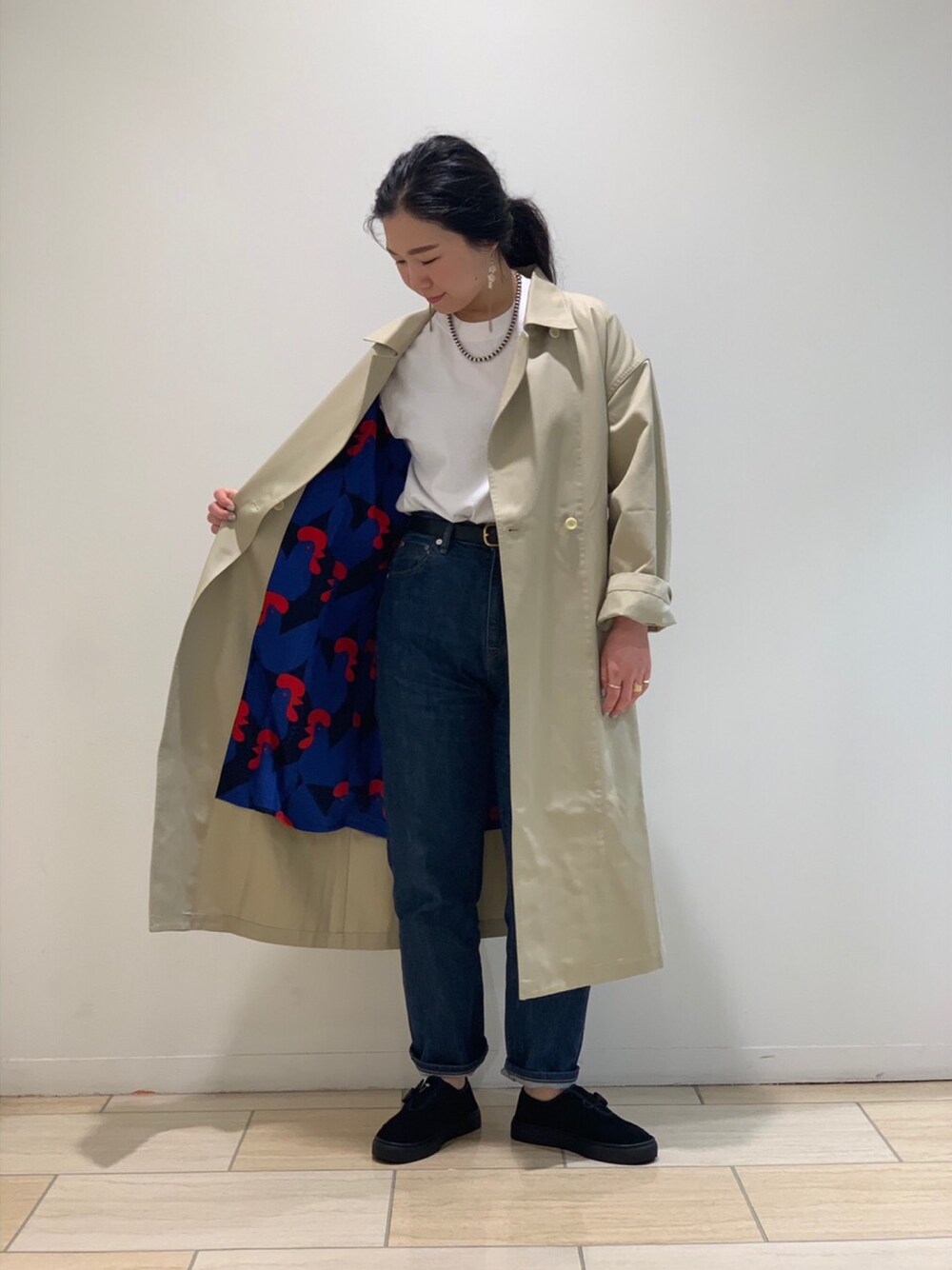 ブルー系のデニムパンツ、ホワイト系のTシャツ/カットソー、ベージュ系のステンカラーコートを着用したレディースの夏コーディネートの1枚目の写真