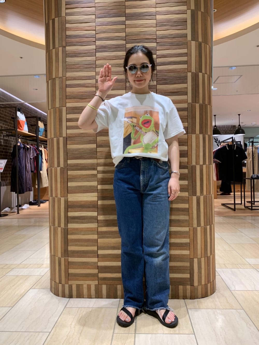 「夏コーデ、Tシャツ、カーミット、プリントT、フェススタイル、サングラス、イジピジ、フェス」｜「MANASTASHのMANASTASH/マナスタッシュ 別注Movie Tee 'KERMIT the Frog of music' Tシャツ（その他、ホワイト系）」を使った、小林さん（レディース・155cm）の夏コーディネートの1枚目の写真