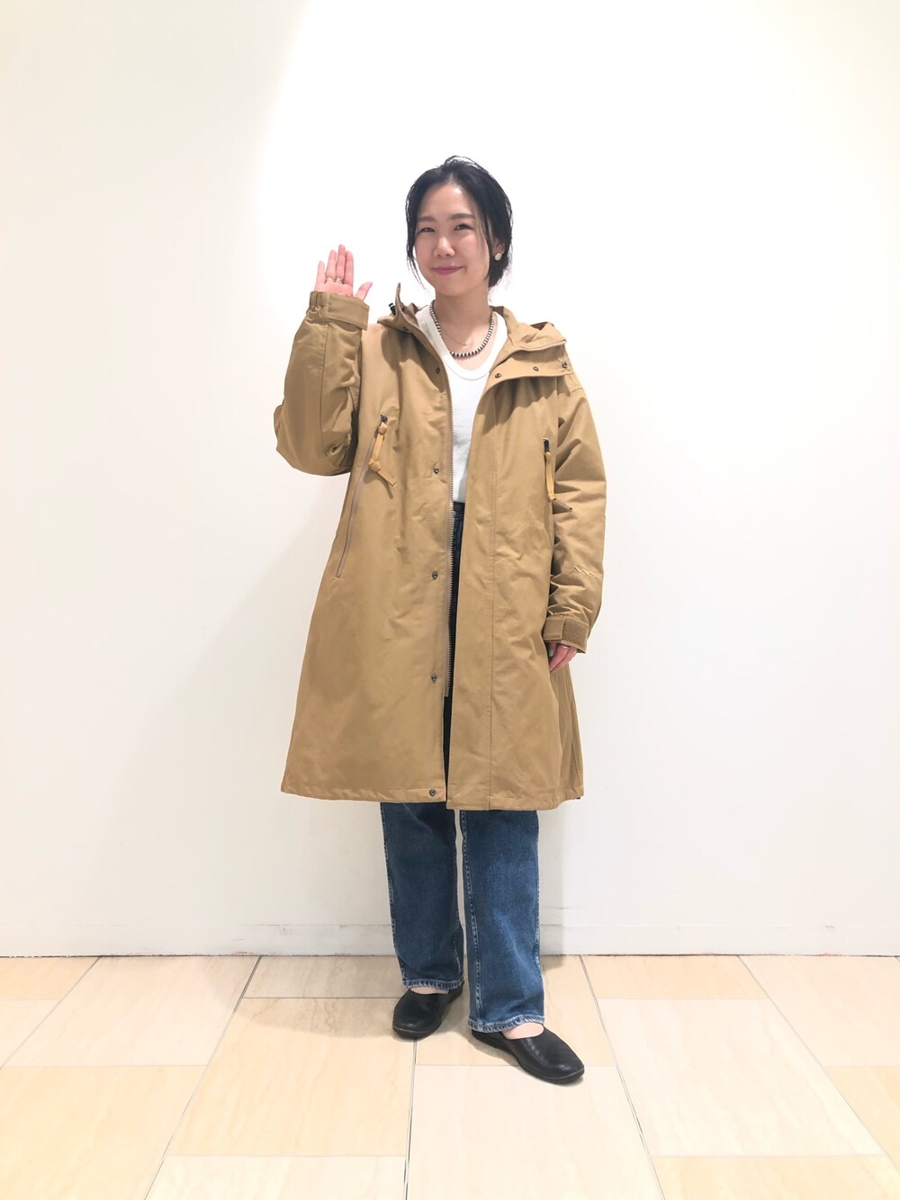 「秋コーデ、大人カジュアル、シンプルコーデ、低身長コーデ、コート、ライナーコート、ベージュ、デニム、パンツスタイル、マウンテンパーカー」｜「MANASTASHのMANASTASH/マナスタッシュ　O.D 3WAY COAT 3ウェイコート（ステンカラーコート、グリーン系）」を使った、小林さん（レディース・155cm）の秋コーディネートの1枚目の写真