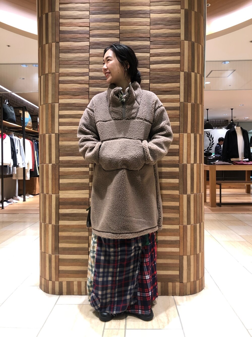 「カジュアル、フリース、フリースプルオーバー、ニードルス、スカート、ロングスカート、秋冬コーデ、レイヤードスタイル、ベージュコーデ、大人カジュアル」｜「MANASTASHのアイテム（ジャケット/アウター、ベージュ系）」を使った、小林さん（レディース・155cm）の秋コーディネートの1枚目の写真
