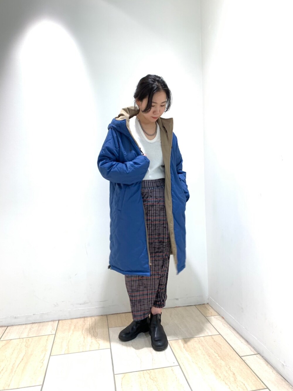 「フユコーデ、コート、中綿ジャケット、リバーシブル、スカート、ペンシルスカート、ベロアパンツ、オトナ女子、カジュアルコーデ、マナスタッシュ」｜「MANASTASHのMANASTASH/マナスタッシュ　P-100 FIELD COAT/P-100フィールドコート（その他アウター、ブラック系）」を使った、小林さん（レディース・155cm）の秋コーディネートの1枚目の写真
