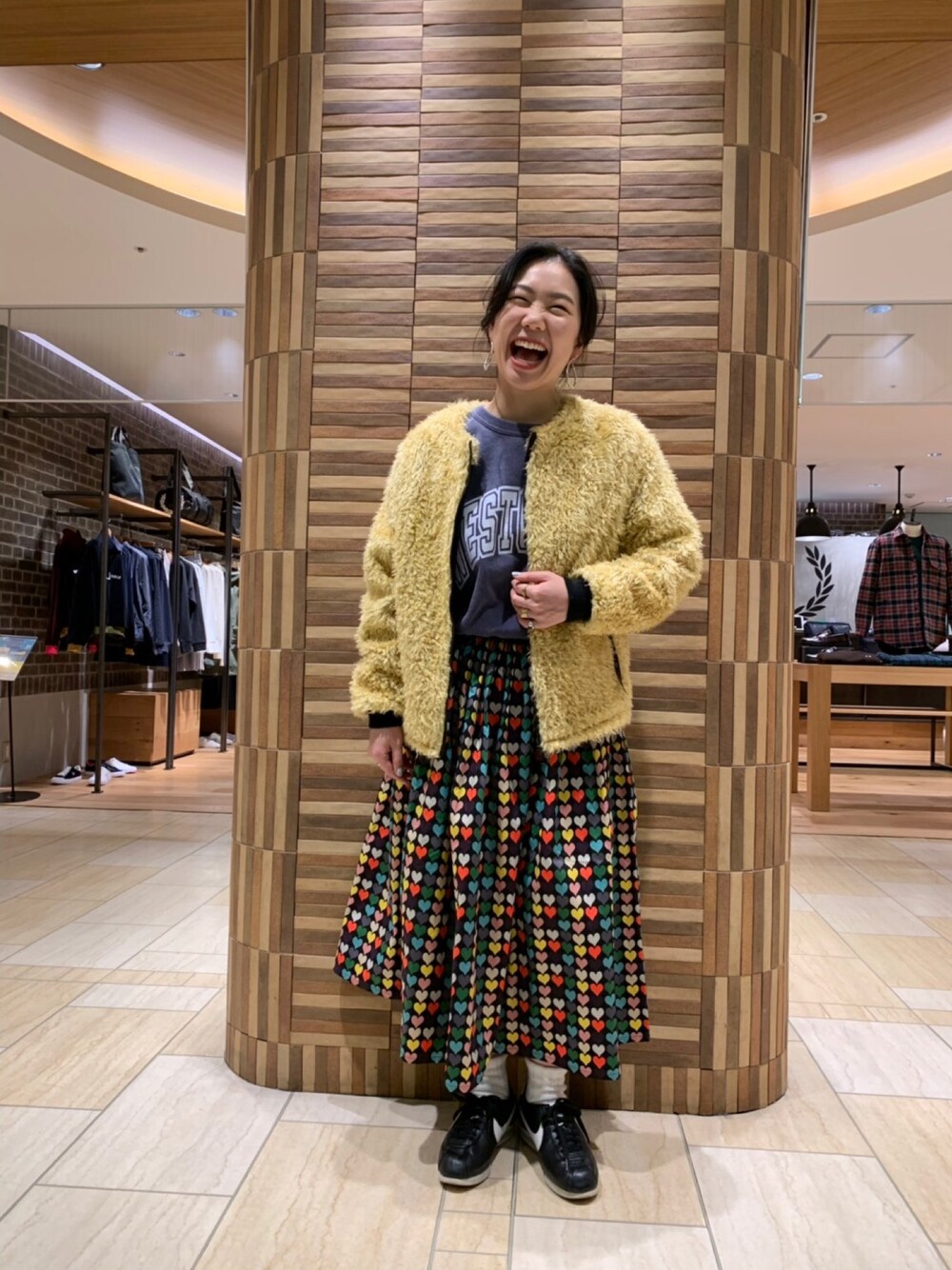 「カジュアルコーデ、ボヘミアンズ、フリース、フリースジャケット、ノーカラーフリース、もこもこ、モコモコアウター、スニーカーコーデ、コルテッツ、スカート」｜「BEAVERのFarfield Original/ファーフィールドオリジナル　別注 カーリー2WAY JACKET　フリース/ボア（ブルゾン、ベージュ系）」を使った、小林さん（レディース・155cm）の秋コーディネートの1枚目の写真