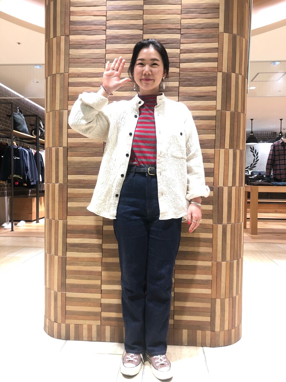 「シンプルコーデ、ボーダー、今日のコーデ、オトナ女子、パンツスタイル、デニム、カジュアル、大人カジュアル、シャツスタイル、ボヘミアンズ」｜「D.M.G.のD.M.G/ディーエムジー　5Pストレート デニムパンツ（デニムパンツ、ブルー系）」を使った、小林さん（レディース・155cm）の秋コーディネートの1枚目の写真