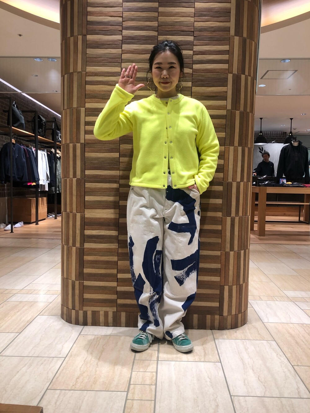「カジュアルコーデ、冬コーデ、フリース、カーディガン、ボヘミアンズ、メンズライク、今日のコーデ、ビッグシルエット、スニーカーコーデ、ワイドパンツ」｜「BEAVERのアイテム（トップス、イエロー系）」を使った、小林さん（レディース・155cm）の秋コーディネートの1枚目の写真