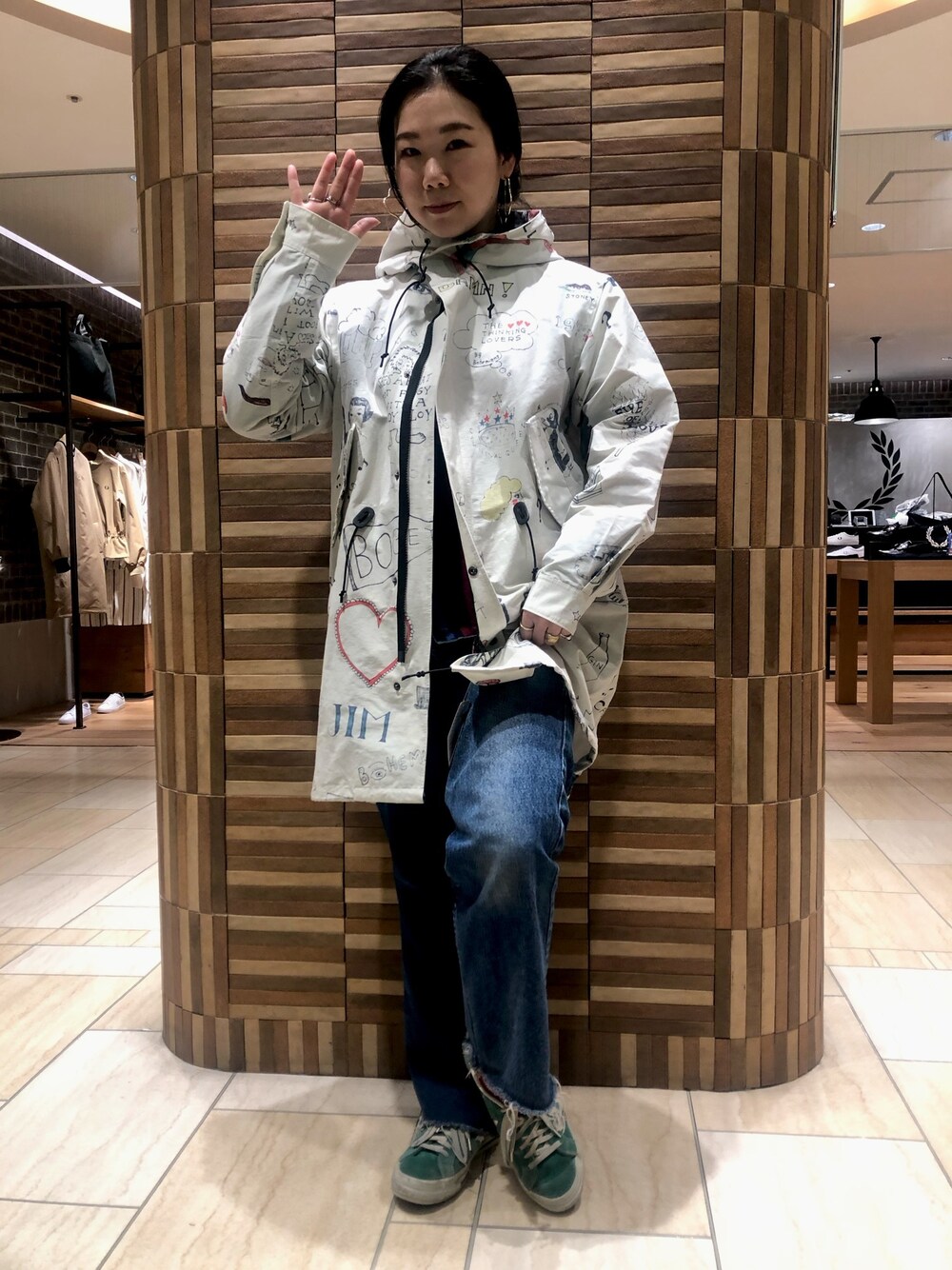 「今日のコーデ、クリスマスコーデ、柄アウター、ラクチンコーデ、ナイロンジャケット、ボヘミアンズ、デニム、カジュアル、ホワイトコーデ、アウター」｜「BOHEMIANSのBOHEMIANS/ボヘミアンズ　別注ROSY NC PARKA（ブルゾン、その他）」を使った、小林さん（レディース・155cm）の冬コーディネートの1枚目の写真