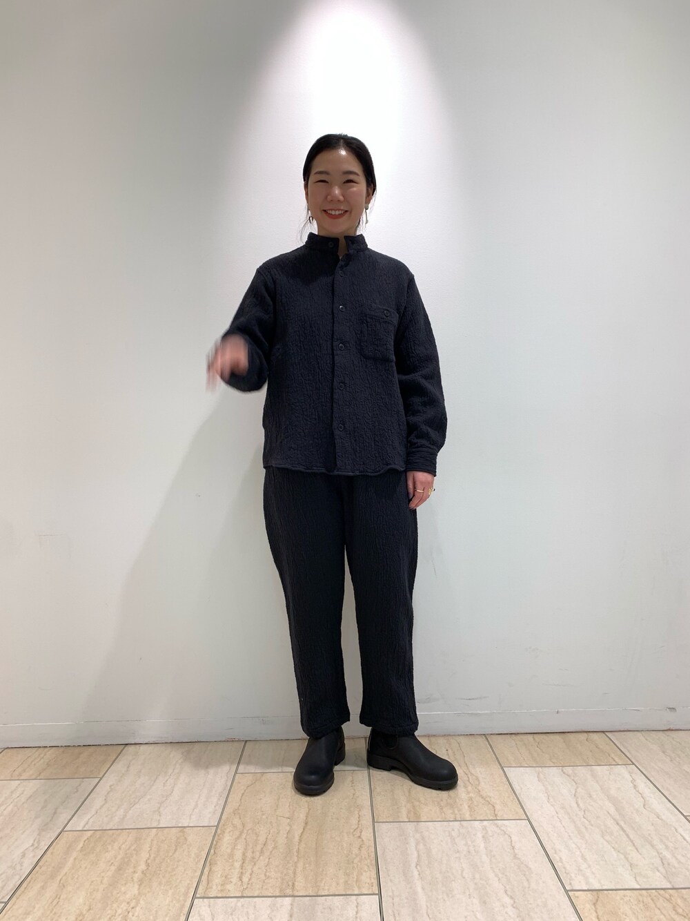 「シンプルコーデ、オトナカジュアル、パンツスタイル、セットアップ、ショートブーツ、ブランドストーン、ボヘミアンズ、ブラック、ブラックコーデ、黒」｜「BOHEMIANSのBOHEMIANS/ボヘミアンズ　SWAKARA JQ STAND COL SHIRTS（シャツ/ブラウス、ブラック系）」を使った、小林さん（レディース・155cm）の冬コーディネートの1枚目の写真