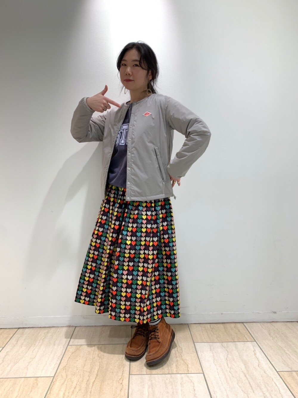 「冬アウター着回しチャレンジ、シンプル、オトナ女子、スカート、ボヘミアンズ、ダントン、Danton、ナイロンジャケット、中綿ジャケット、春コーデ」｜「BOHEMIANSのBOHEMIANS/ボヘミアンズ　9HEART SH GATHER SKIRT ギャザースカート（スカート、ブラック系）」を使った、小林さん（レディース・155cm）の冬コーディネートの1枚目の写真