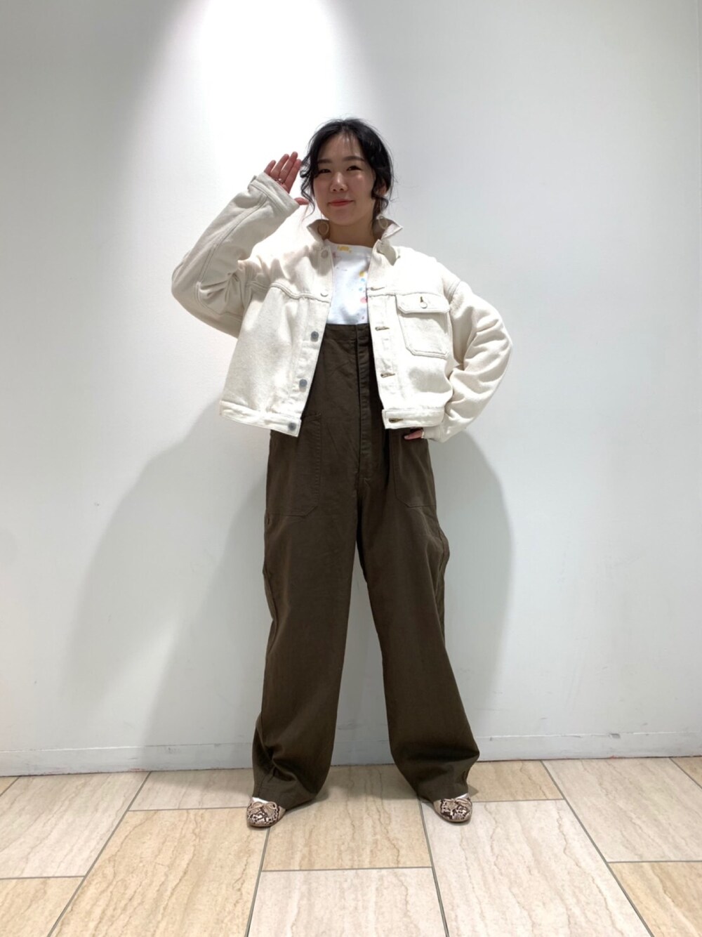 「サロペット、麻、白、白ジャケット、休日スタイル、カジュアル、シンプル、大人女子、大人カジュアル、はるコーデ」｜「URVINのUrvin/アービン　1ST Gジャン（デニムジャケット、ホワイト系）」を使った、小林さん（レディース・155cm）の冬コーディネートの1枚目の写真