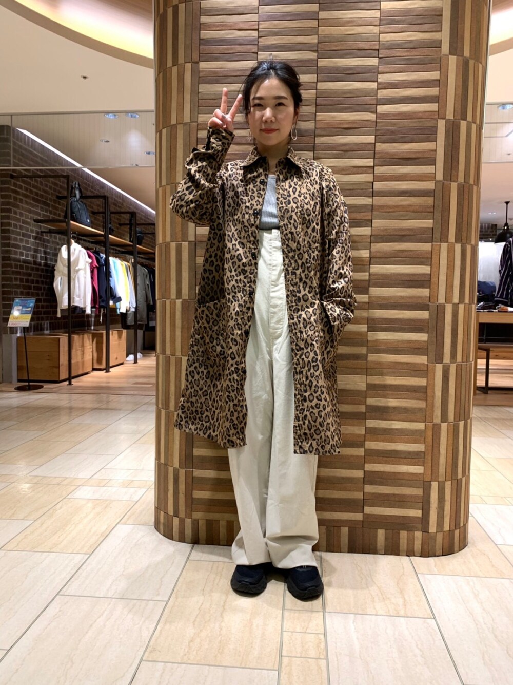 「シンプルコーデ、オーバーオール、ひょう柄、レオパード、おだんごヘアー、白、大人カジュアル、スニーカーコーデ、ホカオネオネ、オトナ女子」｜「TIGRE BROCANTEのアイテム（ジャケット/アウター、その他）」を使った、小林さん（レディース・155cm）の冬コーディネートの1枚目の写真