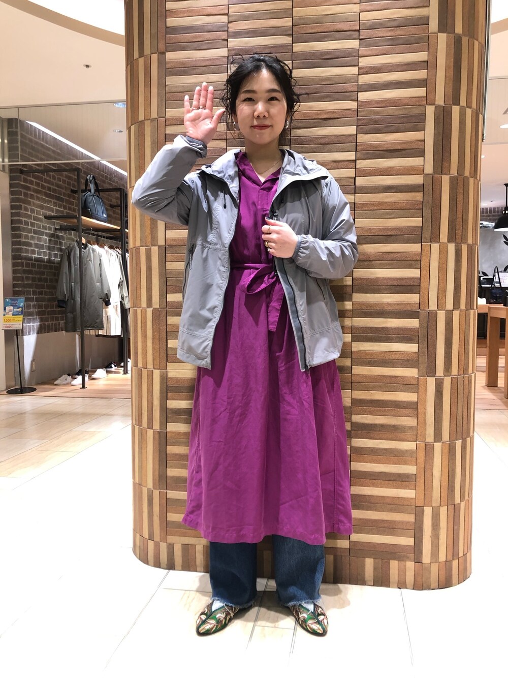 「オトナカジュアル、アンドワンダー、ナイロンジャケット、アンフィル、カジュアル、オトナ女子、春コーデ、大人女子、春色、春アウター」｜「and wanderのandwander/アンドワンダー　PERTEX wind jacket パーテックスウインドジャケット（ナイロンジャケット、グレー系）」を使った、小林さん（レディース・155cm）の冬コーディネートの1枚目の写真