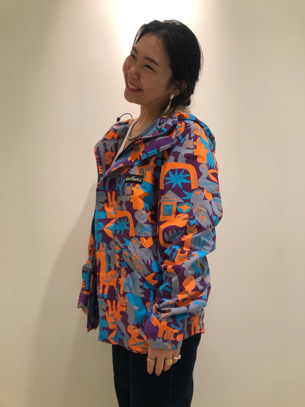 「ワイルドシングス、ナイロンジャケット、WILDTHINGS、オトナ女子、春コーデ、パンツスタイル、アウトドアスタイル、フェススタイル、柄ジャケット、春」｜「WILD THINGSのWILD THINGS × Kentaro Okawara × BEAVER ワイルドシングス × 大河原 健太郎 × ビーバー　DENALI LIGHT JACKET デナリライトジャケット（マウンテンパーカー、オレンジ系）」を使った、小林さん（レディース・155cm）の冬コーディネートの1枚目の写真