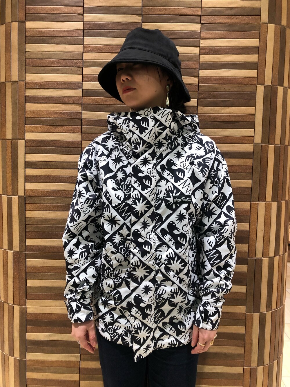 「ワイルドシングス、WILDTHINGS、フェススタイル、ナイロンジャケット、ビーバー(BEAVER)、休日スタイル、オトナ女子、春、ラフ、パーカー」｜「WILD THINGSのWILD THINGS × Kentaro Okawara × BEAVER ワイルドシングス × 大河原 健太郎 × ビーバー　DENALI LIGHT JACKET デナリライトジャケット（マウンテンパーカー、ブラック系）」を使った、小林さん（レディース・155cm）の冬コーディネートの1枚目の写真