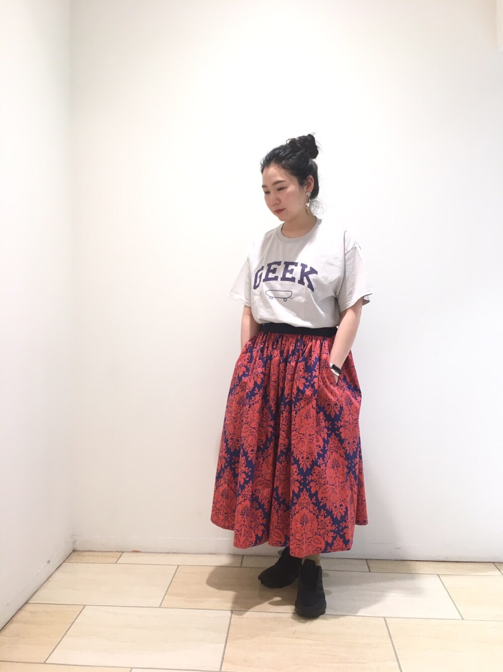 「シンプル、春コーデ、ボヘミアンズ、大人コーデ、おだんごヘアー、ラフ、はるコーデ、ガーリー、柄スカート、夏コーデ」｜「BOHEMIANSのBOHEMIANS/ボヘミアンズ　BATES DOBBY GATHER SKIRT（スカート、ブルー系）」を使った、小林さん（レディース・155cm）の春コーディネートの1枚目の写真
