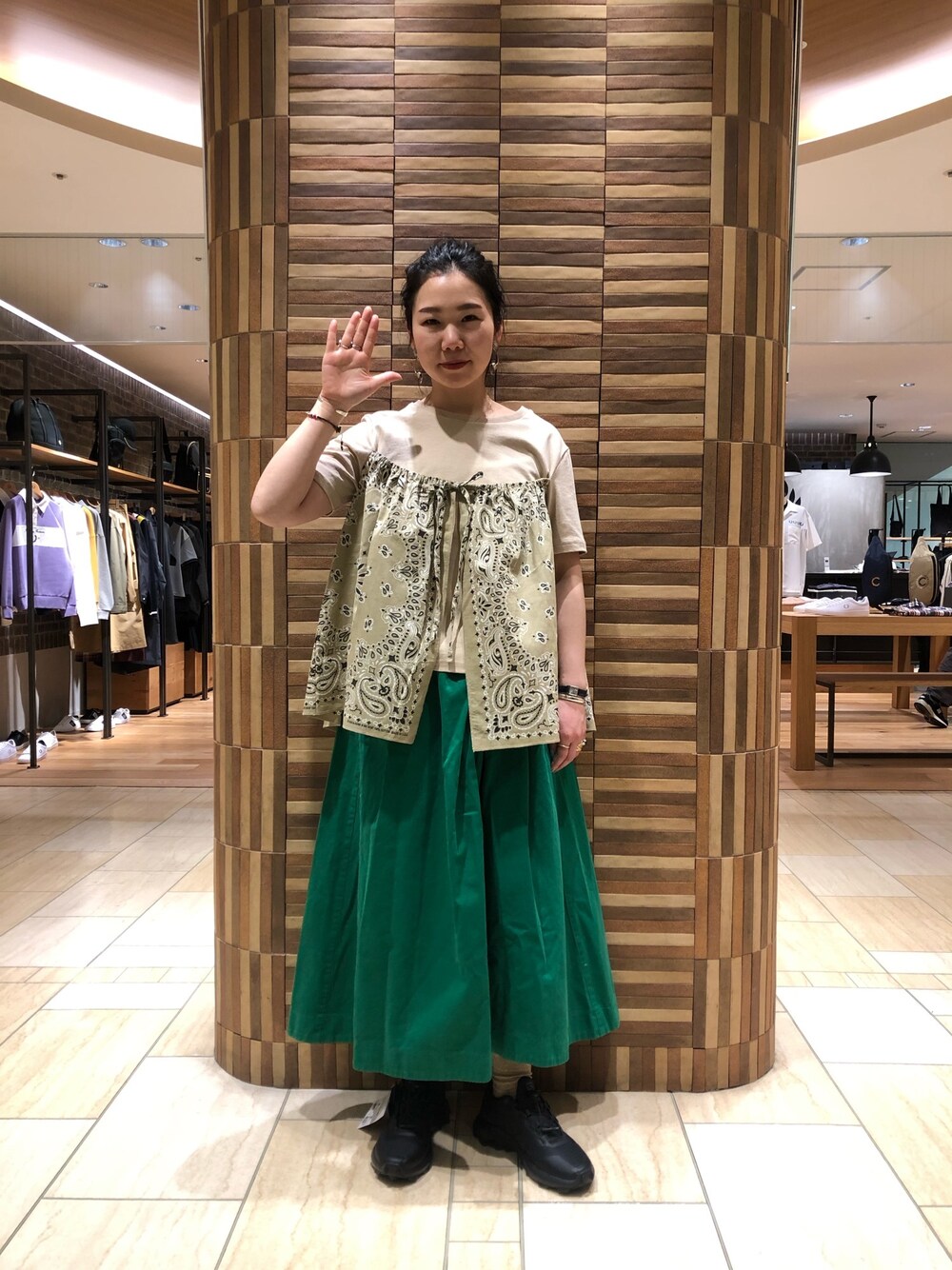 「シンプル、グラミチ、グラミチ女子、春コーデ、スカート、ベージュ、バンダナ、はるコーデ、ミントグリーン、ブラウス」｜「GramicciのGRAMICCI/グラミチ　TALECUT SKIRT テイルカットスカート GLSK-20S002（スカート、ブラック系）」を使った、小林さん（レディース・155cm）の春コーディネートの1枚目の写真