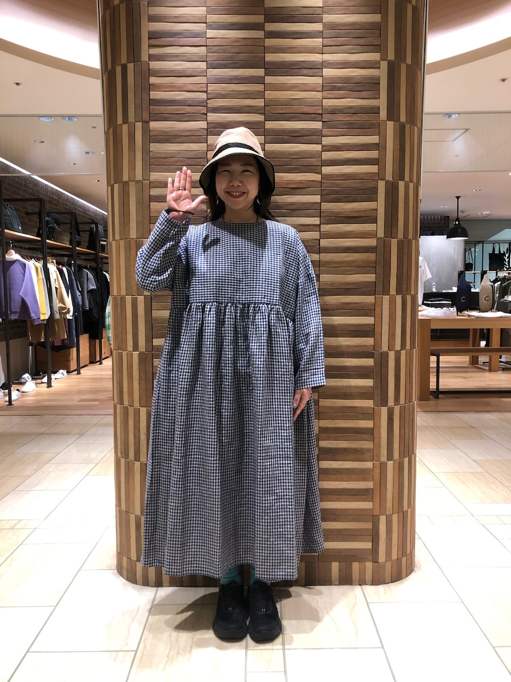 「シンプルコーデ、春、リネン、チェック、ワンピース、カジュアルコーデ、オトナ女子、ボヘミアンズ、ハット、春色」｜「BOHEMIANSのBOHEMIANS/ボヘミアンズ　INDIGO LINEN BIG SMOCK ONEPIECE インディゴリネンビッグスモックワンピース（ワンピース、ブルー系）」を使った、小林さん（レディース・155cm）の春コーディネートの1枚目の写真
