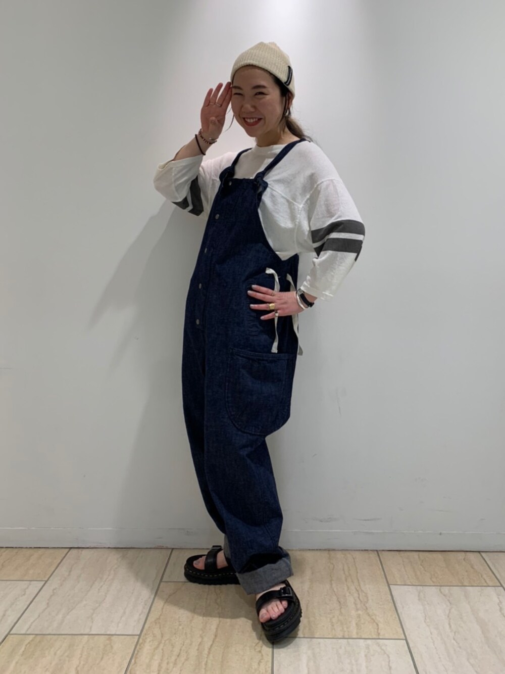 「サロペット、おうちファッション、シンプルコーデ、休日スタイル、カジュアルコーデ、ナチュラル、白Tシャツ、デニム、春色、フットボールTシャツ」｜「URVINのUrvin/アービン　OVERALLS オーバーオール（サロペット/オーバーオール、ブルー系）」を使った、小林さん（レディース・155cm）の春コーディネートの1枚目の写真
